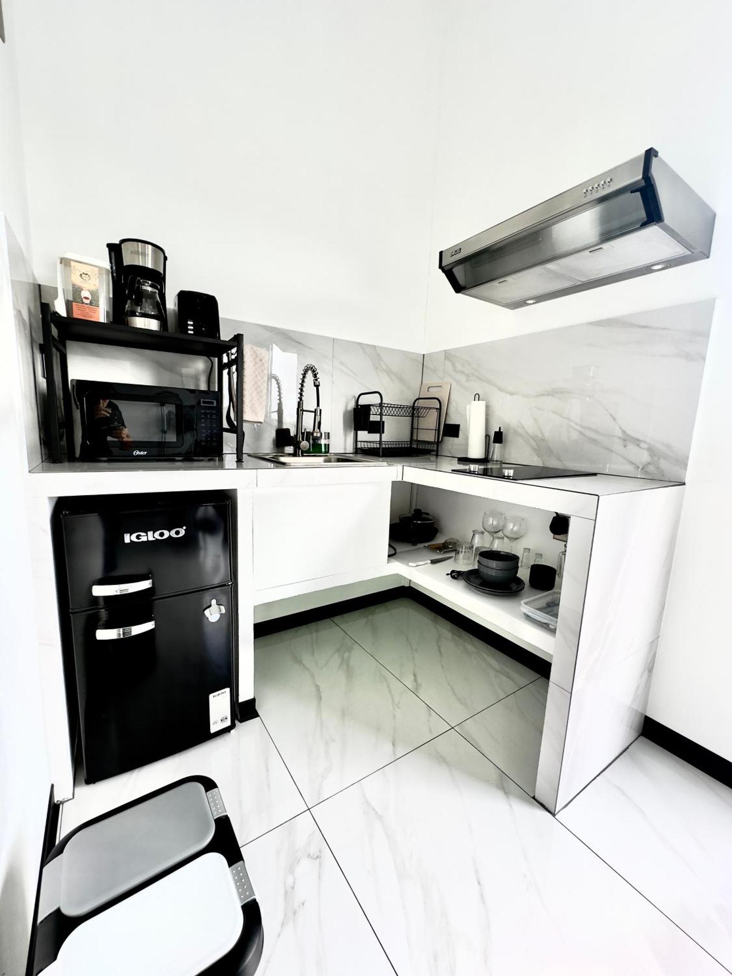 Black & White Apartments Monteverde Luaran gambar
